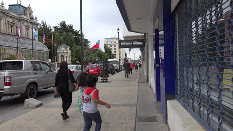 Chile-Punta-Arenen-Mutter-Mit-Kindern-Auf-Bürgersteig