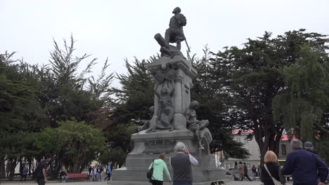 Chile-Punta-Arenen-Statue-Im-Park