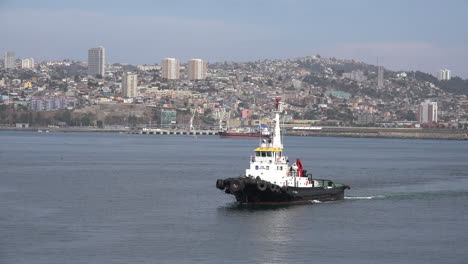 Chile-Valparaiso-Pilot-Boat-Arriving