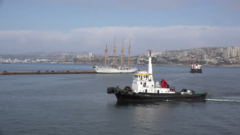 Chile-Valparaiso-Pilot-Boat-Goes-By