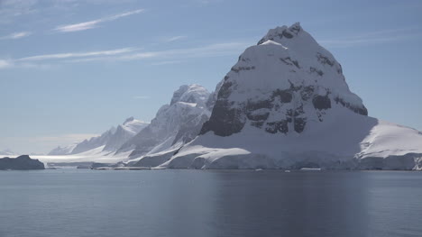 Antártida-Dramática-Montaña-Se-Eleva-Desde-El-Mar
