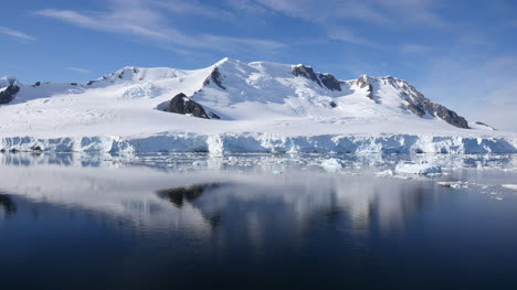 Antártida-Montaña-Helada-Con-Reflejos
