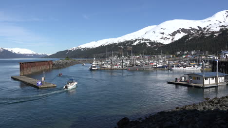 Alaska-Whittier-Boot-Verlässt-Kielwasser-In-Den-Hafen