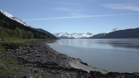 Alaska-Mirando-Hacia-Abajo-Del-Brazo-De-Nuevo