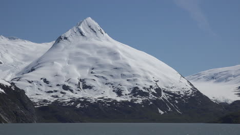 Pico-De-Alaska-Sobre-El-Lago-Portage-Zoom