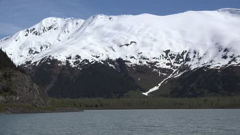 Cresta-De-Alaska-Sobre-El-Lago-Portage