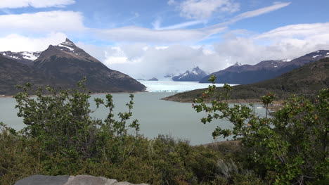 Argentina-Good-Zoom-To-Front-Of-Glacier