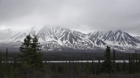 Alaska-Montañas-Nevadas-Y-Nubes-Bajas