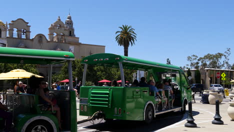 Kalifornischer-Bus-Fährt-Vor,-Um-Passagiere-Abzuholen