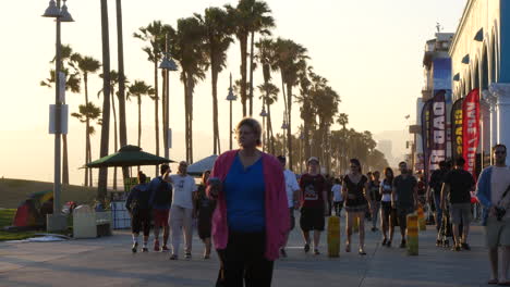 Los-Angeles-Venice-Beach-Boardwalk-Fußgänger-Gehen-Am-Späten-Nachmittag-Vorbei