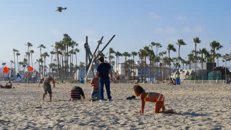 Los-Angeles-Venedig-Strandmädchen-Jagt-Möwe-Und-Wagenräder