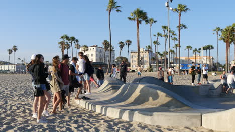 Los-Angeles-Venecianos-Espectadores-De-Playa-En-El-Borde-Del-Skate-Park