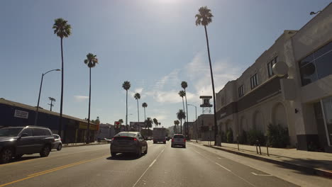 Los-Angeles-Fährt-Eine-Straße-In-Den-Vororten-Entlang