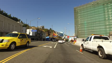 Los-Angeles-Vorbei-An-Autos-Und-Lastwagen-Und-Durch-Eine-Gelbe-Ampel