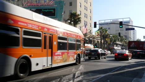 Los-Angeles-Grünes-Licht-Und-Busse-Auf-Dem-Hollywood-Boulevard
