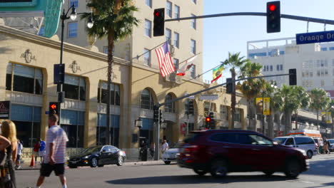 Los-Angeles-Leute-überqueren-Eine-Straße-In-Hollywood-In