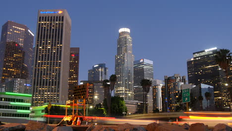 Skyline-Von-Los-Angeles,-Wenn-Die-Nacht-Im-Zeitraffer-Fällt