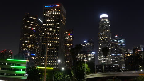 Rascacielos-De-Los-Angeles-Y-El-Tráfico-En-La-Carretera-En-El-Lapso-Nocturno