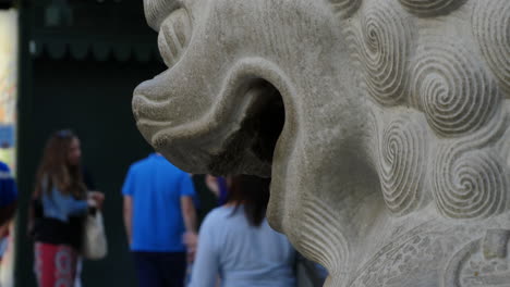 Los-Angeles-Stone-Lion-And-Tourists-In-Hollywood