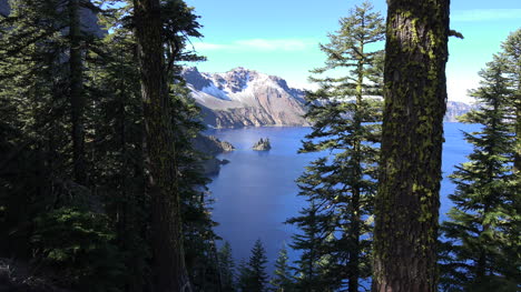 Oregon-Crater-Lake-Phantom-Ship-Island-En-Aguas-Azules-Se-Acerca