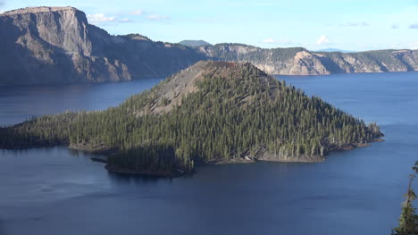 Oregon-Crater-Lake-And-Wizard-Island-Zooms-Out