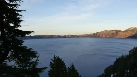 Oregon-Kratersee-Dunkle-Bäume-In-Der-Nähe-Der-Sonnenuntergangspfanne