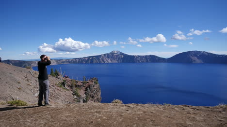 Oregon-Crater-Lake-Tourist-Leaves