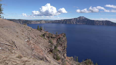Vista-Del-Lago-Del-Cráter-De-Oregon-Con-Lapso-De-Tiempo-De-Personas-Y-Nubes