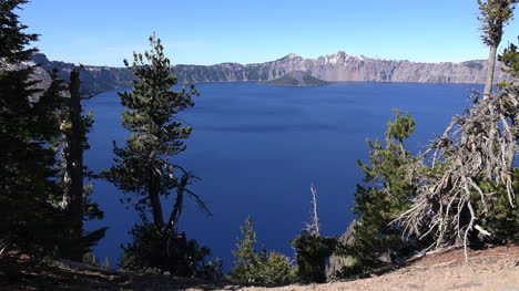 Oregon-Crater-Lake-With-Distant-Wizard-Island