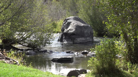 Oregon-Deschutes-River-With-Huge-Rock