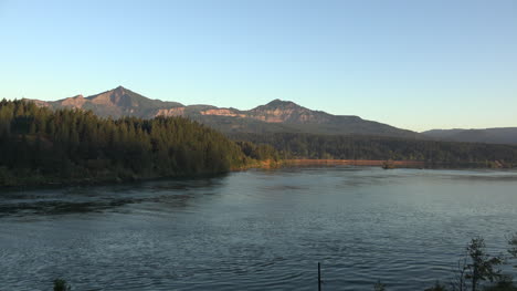 Oregon-Zoomt-Auf-Berge-Jenseits-Des-Columbia-River-Co
