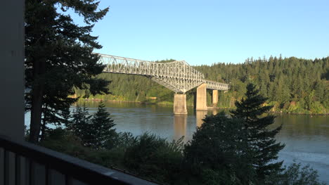 Oregon-Zoomt-Auf-Die-Brücke-Der-Götter