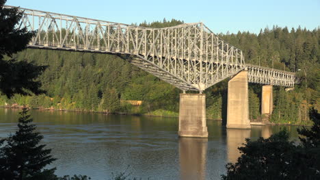 Oregon-Zoomt-Aus-Der-Brücke-Der-Götter-Heraus-Of