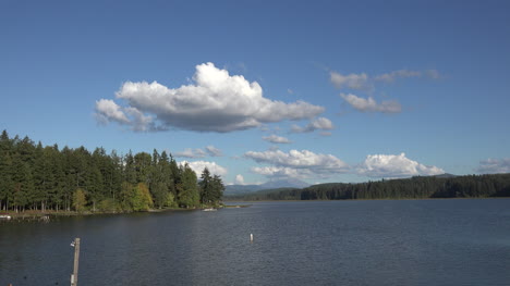 Washington-Silver-Lake-And-Clouds-And-Mountains-Zooms-In