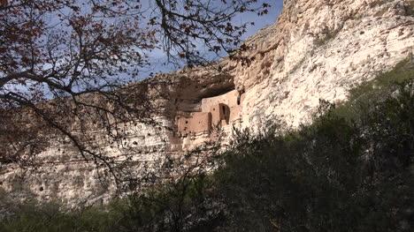 El-Castillo-De-Arizona-Montezuma-Enmarcado-Con-Hojas-En-La-Distancia