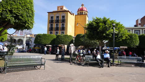 Mexiko-Arandas-Plaza-Mit-Männern-Auf-Bänken
