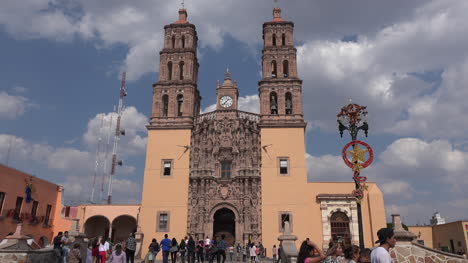 Mexiko-Dolores-Hidalgo-Menschenmassen-Vor-Der-Kirche