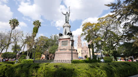 Mexiko-Dolores-Hidalgo-Statue-Mit-Vögeln