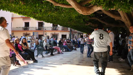 Mexiko-Guanajuato-Menge-Und-Leute-Gehen-Vorbei