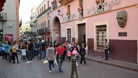 México-Guanajuato-Multitud-De-Gente-Calle-Abajo