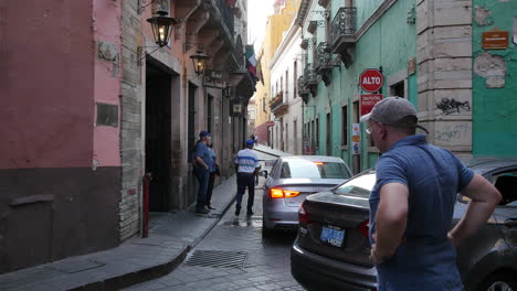 México-Guanajuato-Hombre-Dirige-El-Tráfico-En-Una-Calle-Estrecha