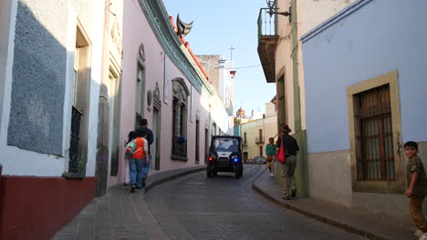 México-Guanajuato-Personas-Y-Automóviles-En-La-Calle
