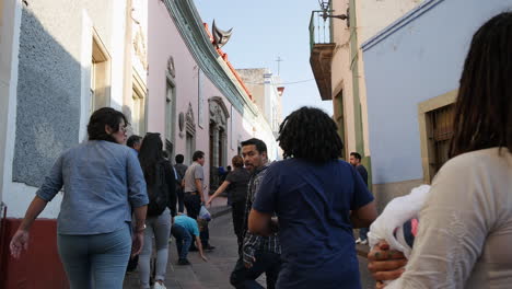 México-Guanajuato-Personas-En-La-Calle-Con-Autos