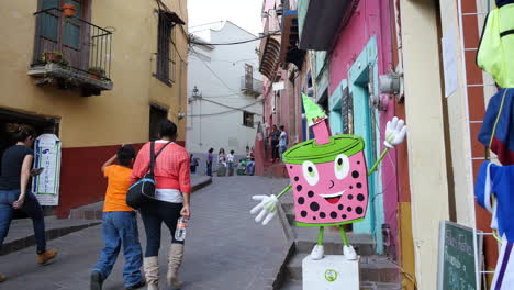 México-Guanajuato-Personas-Caminando-En-La-Calle-Con-Cartel-Rosa