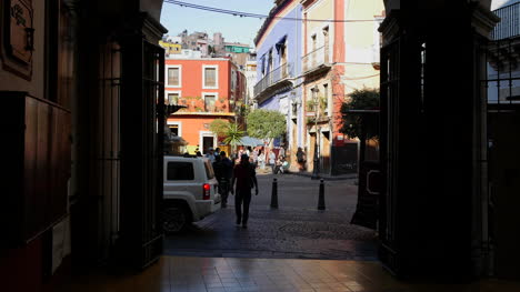 Mexiko-Guanajuato-Straßenbahn-Und-Menschen-Street