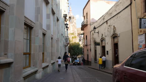 Calle-México-Guanajuato-Con-Gente-Y-Autos
