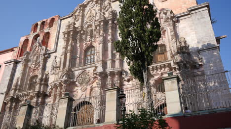 Mexiko-Guanajuato-Kippt-Verzierte-Kirche-Hoch
