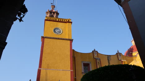 Mexiko-Guanajuato-Gelber-Kirchturm
