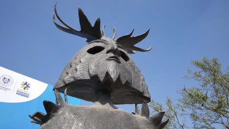 Mexiko-San-Miguel-Statue-Mit-Kopfschmuck