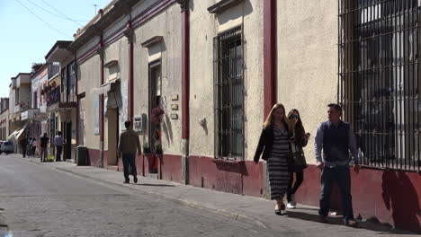 Mexiko-Tlaquepaque-Menschen-Gehen-Am-Gebäude-Vorbei